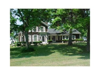 811 Lake Rd, Youngstown, NY 14174