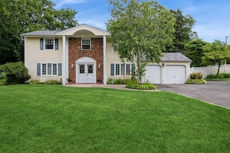 30 Dale Ln, Hauppauge, NY 11788