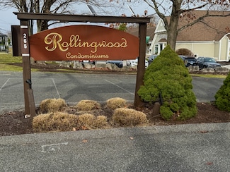 17 Rollingwood Dr, Brookfield, CT 06804