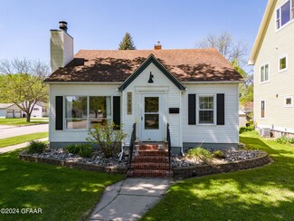 1432 Cottonwood St, Grand Forks, ND 58201