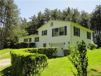 7 Pineview Ln, Clifton Springs, NY 14432