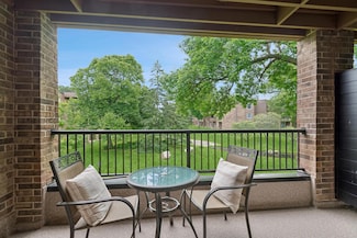 2240 Midland Grove Rd Unit 201, Roseville, MN 55113