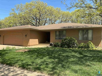916 N Savannah Dr, Sioux Falls, SD 57103