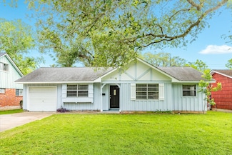 133 Cannon St, Clute, TX 77531