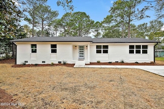 1013 E Moore St, Southport, NC 28461