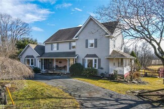 8953 N Loop Rd, Slatington, PA 18080
