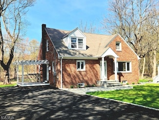 52 Bellows Ln, Towaco, NJ 07082
