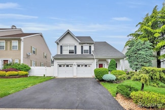 8 Raleigh Way, Franklin Park, NJ 08823