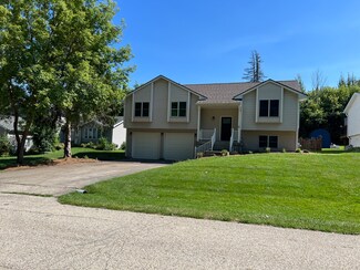 3205 W Beach Dr, McHenry, IL 60050