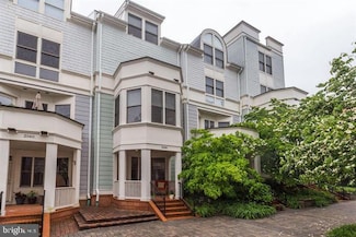 2058 N Oakland St, Arlington, VA 22207