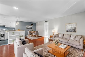 401 Woodcliff Dr, Atlanta, GA 30350