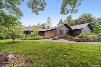 5152 Milroy Ln, Brighton, MI 48116