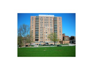 221 W 48th St, Kansas City, MO 64112