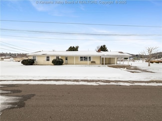 949 3rd St, Mason, WV 25260