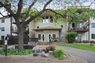10211 Cedar Lake Rd Unit 105, Minnetonka, MN 55305