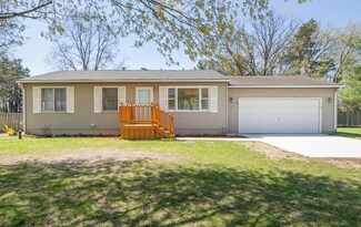 733 Lincoln Lake Ave SE, Lowell, MI 49331