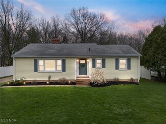 2375 W Hedgewood Dr, Westlake, OH 44145