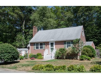 86 Village Ln, South Hamilton, MA 01982