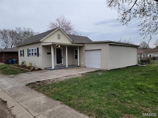 304 S Hickory St, Troy, IL 62294