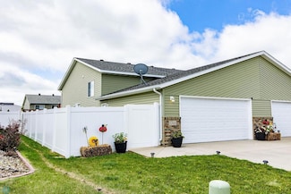 5268 49th Ave S, Fargo, ND 58104