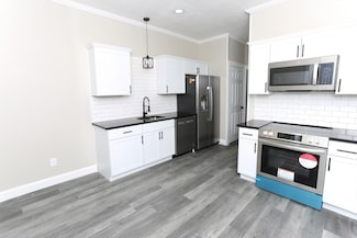 526 Pleasant St Unit E, Holyoke, MA 01040