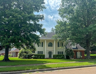 335 Grand Steeple Dr, Collierville, TN 38017