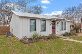 109 E Centre St, Fredericksburg, TX 78624