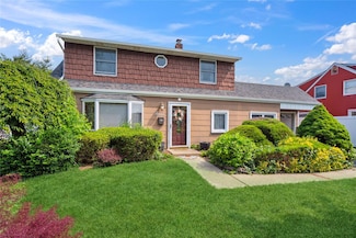7 Anchor Ln, Levittown, NY 11756