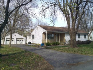 1010 Pawnee Dr, Paola, KS 66071