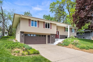 7012 Lanham Ln, Edina, MN 55439