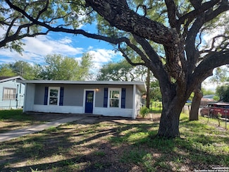 811 N Archer St, Beeville, TX 78102