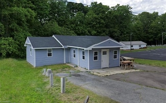 6910 Dennis Rd, Walnut Cove, NC 27052