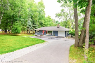 1130 W Higgins Lake Dr, Roscommon, MI 48653