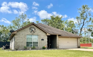 629 W Locust St, Angleton, TX 77515