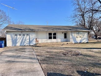 312 N Vine St, Caney, KS 67333