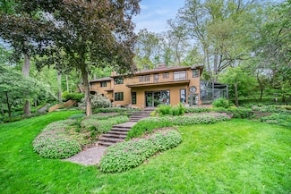 1055 Cedar Bend Dr, Ann Arbor, MI 48105