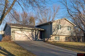 140 Peggy Ln, Eagle Lake, MN 56024