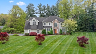 8 Pearl St, Sandy Hook, CT 06482