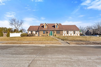 9312 Woodstream Dr, Fort Wayne, IN 46804