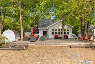 8570 Cochise Dr, Howard City, MI 49329
