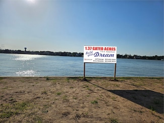 317 Lakeshore Dr, Seabrook, TX 77586