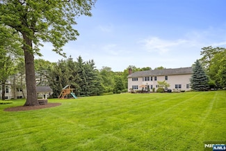 6 Lauren Pond Ct, Demarest, NJ 07627
