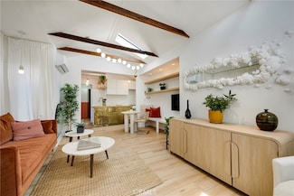 810 E 8th St, Long Beach, CA 90813