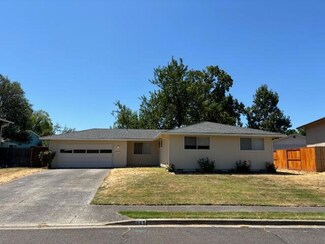 805 N 5th St, Central Point, OR 97502