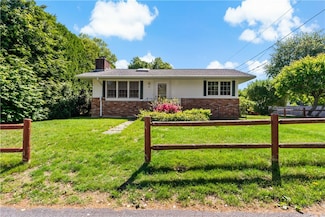 75 Circuit Dr, Narragansett, RI 02882