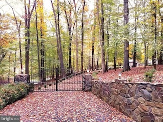 9112 Potomac Ridge Rd, Great Falls, VA 22066