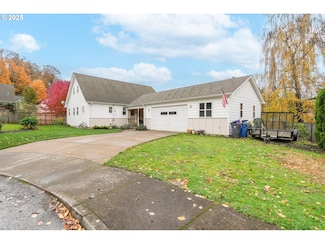 704 Cliff Ct, Silverton, OR 97381