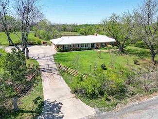 641 S Hancock St, Henrietta, TX 76365