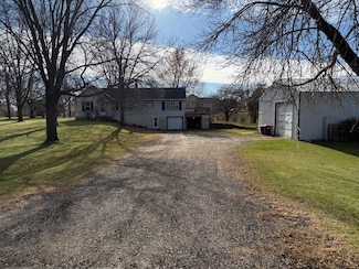 909 Pacific Ave, Waverly, MN 55390