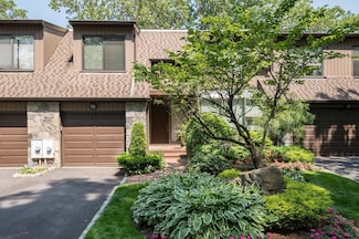 70 Short Way, Roslyn Heights, NY 11577